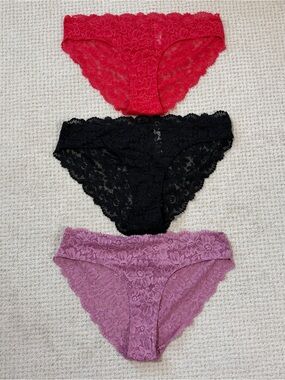 Old Navy Mid-Rise Lace Bikini Panty Trio - Mauve, Black, Red